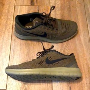 Olive green camo Nike Free Run natural